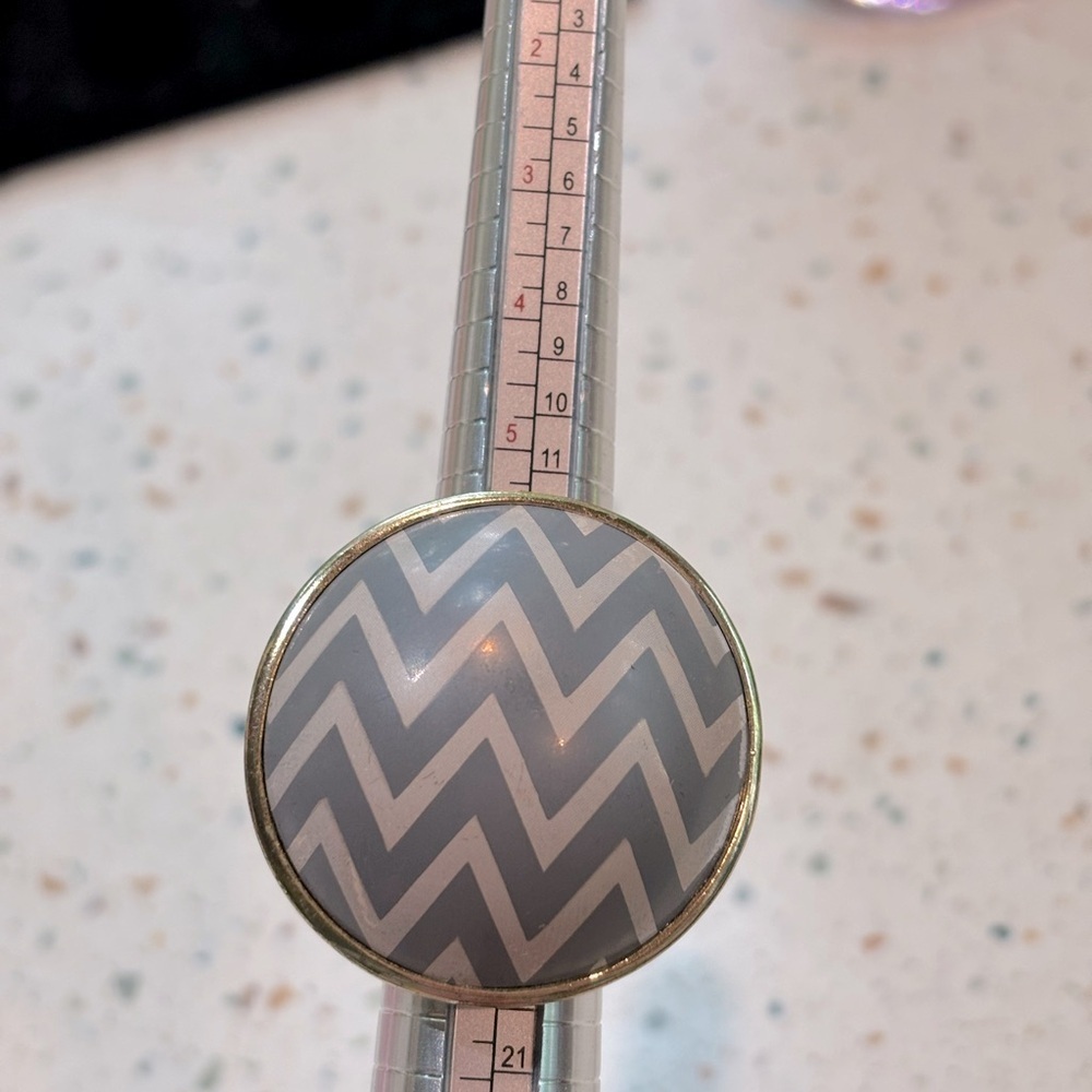 Round Circle Chevron Pattern‎ Statement Ring - Picture 4 of 5